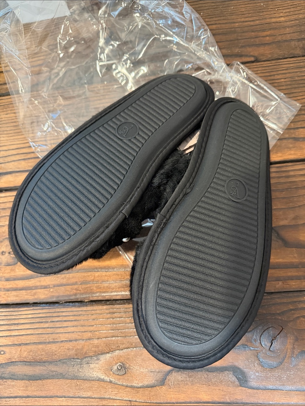 NWT Victoria's Secret Black Faux Fur Pearl Cris Cross Slide Slippers - Picture 4 of 4